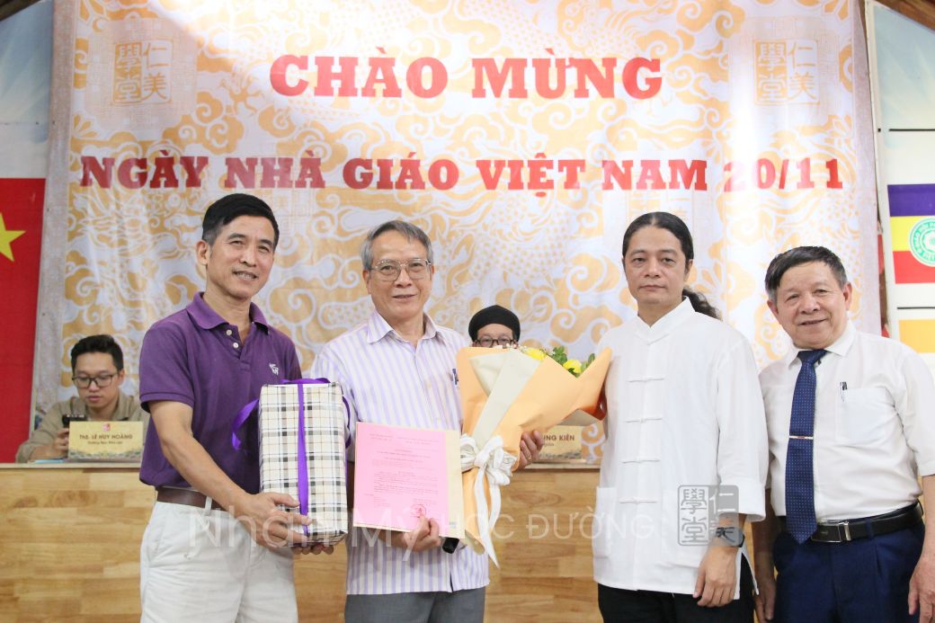 Trong dịp này, Hội đồng Điều hành Nhân Mỹ học đường cũng trao quyết định miễn nhiệm Phó Chánh văn phòng Học đường và tặng quà tri ân với bác Nguyễn Bá Hiểu, bác Nguyễn Thị Thúy Quỳnh.